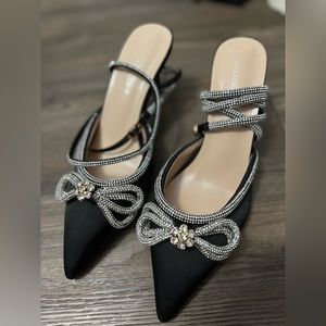 Double bow pointed toe ankle strap